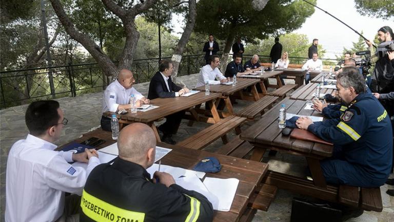 Σύσκεψη Μητσοτάκη με Χρυσοχοΐδη - Χαρδαλιά στον Υμηττό