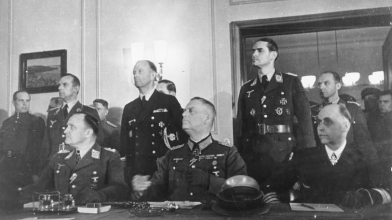 Σαν σήμερα 7 Μαΐου 1945 οι Γερμανοί νικημένοι υπογράφουν την παράδοσή τους στου συμμάχους