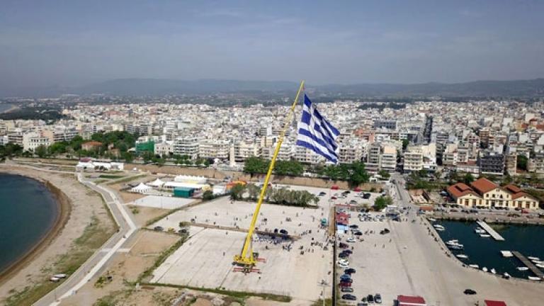 Στην Αλεξανδρούπολη κυματίζει η μεγαλύτερη ελληνική σημαία (ΦΩΤΟ-ΒΙΝΤΕΟ)
