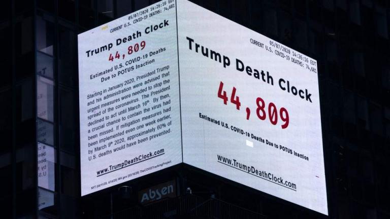 ΗΠΑ: Στην Times Square, το «ρολόι των θανάτων εξαιτίας του Τραμπ» καταγγέλλει την καθυστερημένη αντίδραση στην πανδημία  