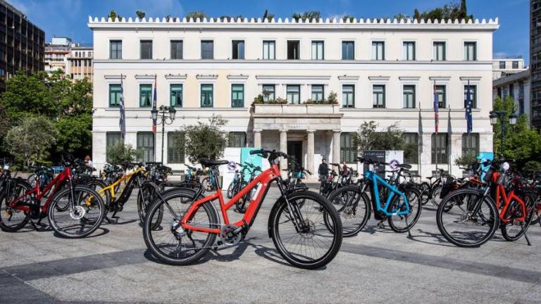 Βόλτα με ηλεκτρικά ποδήλατα έκαναν οι δήμαρχοι στο κέντρο της Αθήνας