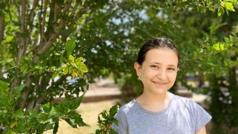 Μυτιλήνη: Η 11χρονη πρόσφυγας Αρεζού εκφράζει ευγνωμοσύνη στους δασκάλους που της έμαθαν ελληνικά