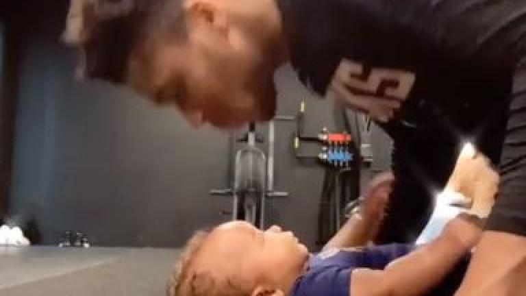 Κάμψη και φιλί στον γιο του ο Γιάννης Αντετοκούνμπο 