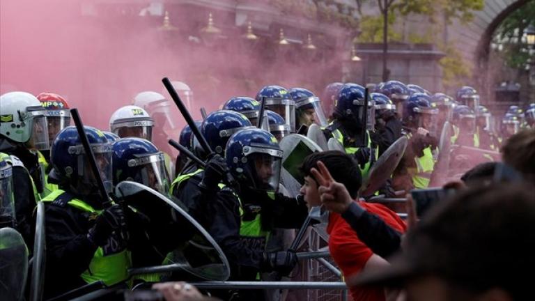 Συγκρούσεις ακροδεξιών με διαδηλωτές κατά του ρατσισμού στο Λονδίνο
