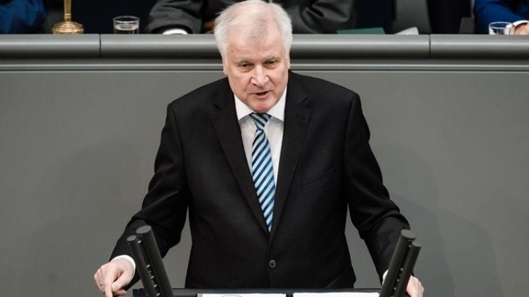 Χ. Ζεεχόφερ: Κατανομή προσφύγων στην ΕΕ μόνο μετά τον έλεγχο ασύλου στα εξωτερικά σύνορα