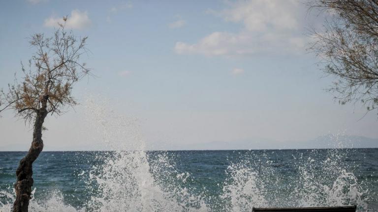 Καιρός (12/07): Ζέστη και μελτέμι στο Αιγαίο 