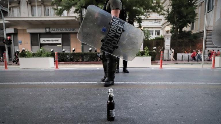 Ποινική δίωξη στον αστυνομικό που καταγγελεται ότι εμπόδισε σύλληψη διαδηλωτή