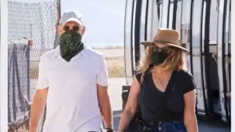 Έφτασαν στην Πάρο ο Τομ Χανκς και η σύζυγός του Ρίτα Γουίλσον φορώντας μάσκες