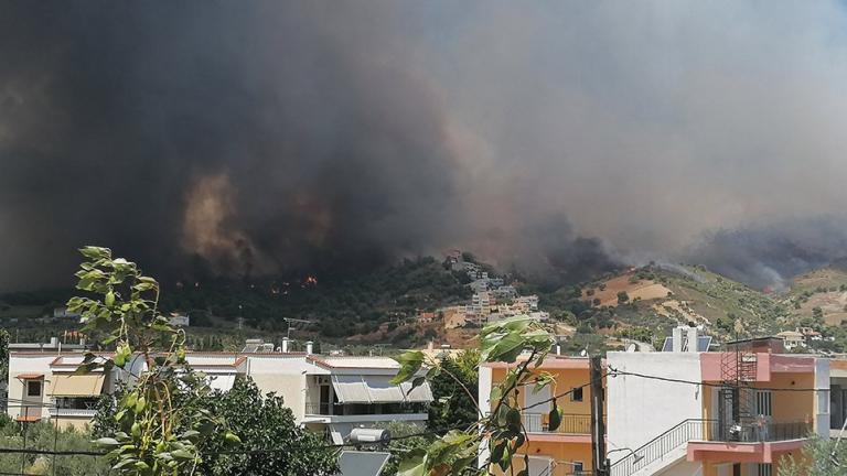 Εκκενώθηκαν τρεις οικισμοί και μία κατασκήνωση λόγω της φωτιάς στις Κεχριές Κορινθίας