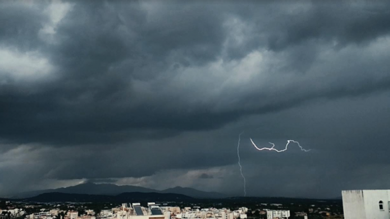 Αγριεύει ο καιρός τις επόμενες ώρες - Έρχονται καταιγίδες και χαλάζι 