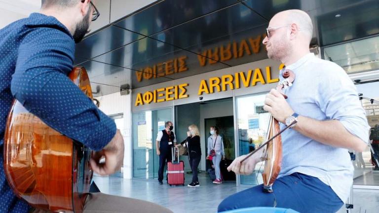 Πτήση από το Ανόβερο της Γερμανίας εγκαινίασε την τουριστική περίοδο στο Ηράκλειο, σήμερα το πρωί, μετά το άνοιγμα του αεροδρομίου Ηρακλείου, Νίκος Καζαντζάκης, για πτήσεις από το εξωτερικό. Η υποδοχή του πρώτου αεροσκάφους έγινε, όπως απαιτεί το έθιμο, με μία υδάτινη αψίδα που σχηματίστηκε στην πίστα του αεροδρομίου και με μία μικρή τελετή, παρουσία εκπροσώπων των τοπικών Αρχών, οι οποίοι καλωσόρισαν τους επισκέπτες με κεράσματα και κρητική μουσική που έπαιζαν ζωντανά Κρήτες καλλιτέχνες.  Το πρώτο αεροσκάφ