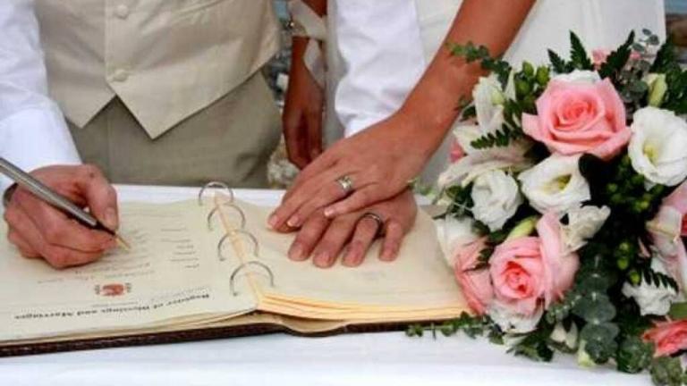 Γνωστό ζευγάρι της ελληνικής showbiz ανέβαλε το γάμο του!