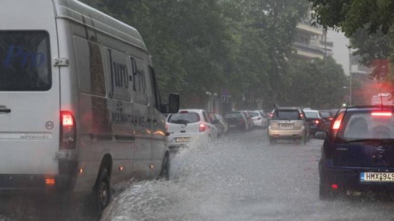 Ισχυρή καταιγίδα στη Θεσσαλονίκη (ΒΙΝΤΕΟ-ΦΩΤΟ)