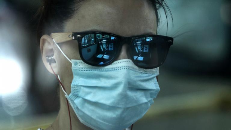 Κορονοϊός: Ανησυχούν Μαξίμου και επιστήμονες: «Γενικευμένη χρήση μάσκας σε χώρους συγχρωτισμού και συνωστισμού