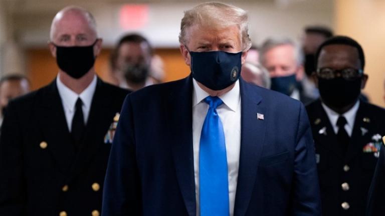 Για πρώτη φορά, ο Ντ. Τραμπ φορά προστατευτική μάσκα δημόσια