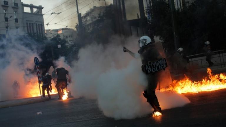 Εννέα συλλήψεις, έξι προσαγωγές και έξι τραυματίες αστυνομικοί στα επεισόδια έξω από τη Βουλή