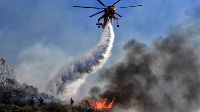 Λαύριο: Χωρίς ενεργό μέτωπο η πυρκαγιά αλλά με πολλές διάσπαρτες εστίες