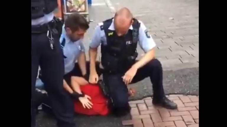 Γερμανία: Σοκαριστικό βίντεο με αστυνομικό να γονατίζει στο λαιμό ανήλικου