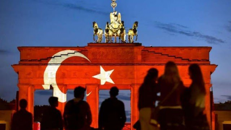 Το... «ανέκδοτο» των κυρώσεων κατά της Τουρκίας και ο... «θείος από το Βερολίνο»