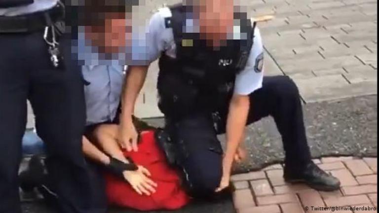 Αστυνομική βία: Βίντεο-σοκ από το Ντίσελντορφ - Πρόκειται για εξαίρεση ή τον κανόνα;