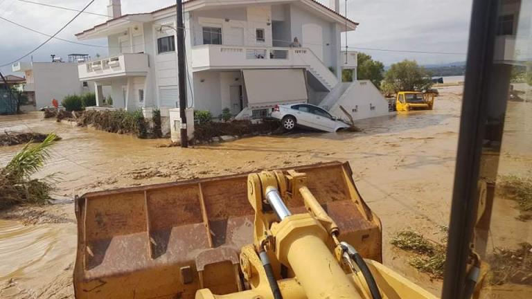 Βιβλική καταστροφή στην Εύβοια - 7 Νεκροί - Μέσα στις λάσπες βρέθηκε το βρέφος