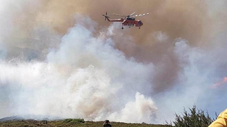 Πυρκαγιά στην Ικαρία - Ενισχύθηκαν από αέρος οι δυνάμεις πυρόσβεσης
