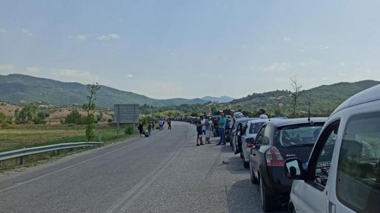 Ουρά 2 χλμ στην Κακαβιά - Από την Τετάρτη στην ουρά και ακόμη να περάσουνωωωωωωωωωωωω