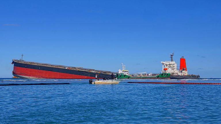 Κόπηκε στα δύο το φορτηγό πλοίο που είχε προσαράξει σε ύφαλο στον Μαυρίκιο - Στη θάλασσα 1.000 τόνοι καυσίμων