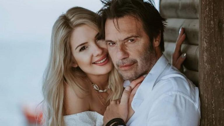 Σοφία Μαριόλα: Ποζάρει topless στην Σαντορίνη