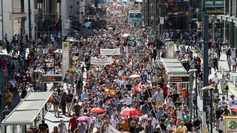 Δεκάδες χιλιάδες αρνητές της πανδημίας διαδηλώνουν σήμερα στο Βερολίνο