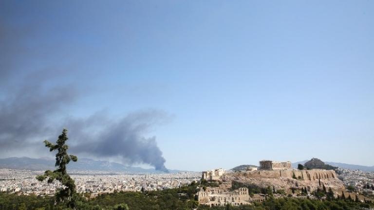 Μεταμόρφωση: Συνεχίζει να καίει η μεγάλη πυρκαγιά στο εργοστάσιο πλαστικών - Συναγερμός για το τοξικό νέφος