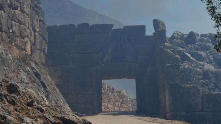 Μυκήνες: Υπό μερικό έλεγχο τέθηκε η φωτιά