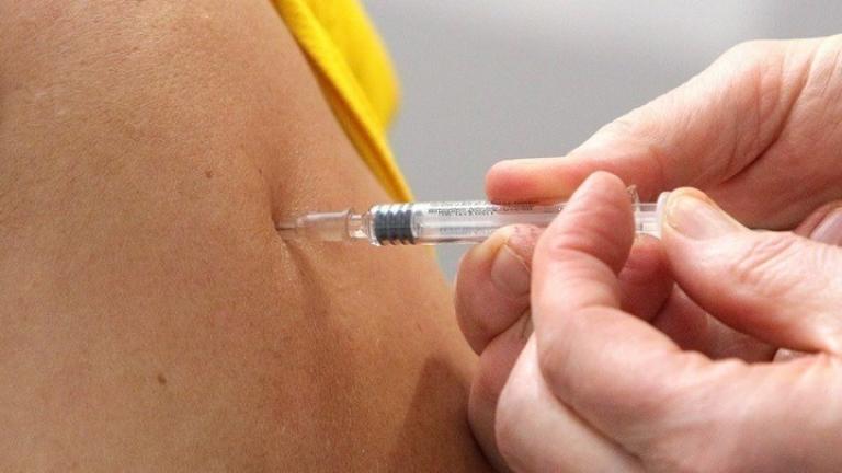 Οι εμβολιασμοί κατά της γρίπης και της πνευμονίας φαίνεται ότι μειώνουν τον κίνδυνο ανάπτυξης Αλτσχάιμερ
