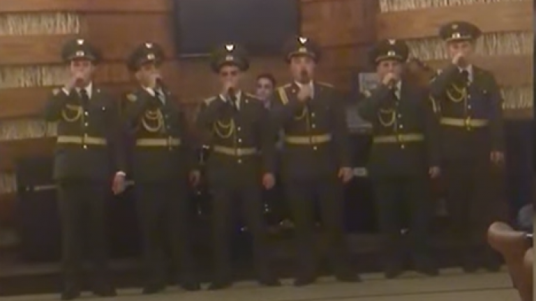Δείτε Αρμένιους αξιωματικούς να τραγουδούν: «Η Ελλάδα ποτέ δεν πεθαίνει» (ΒΙΝΤΕΟ)