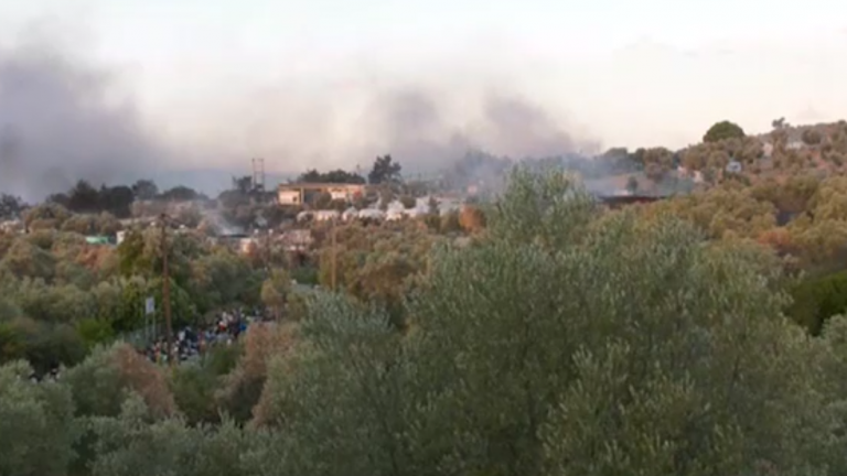 Μεγάλη πυρκαγιά στο ΚΥΤ της Μόριας - Εκκενώθηκε ο καταυλισμός