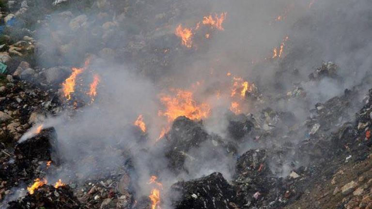 Έσβησε η φωτιά στη χωματερή της Φυλής