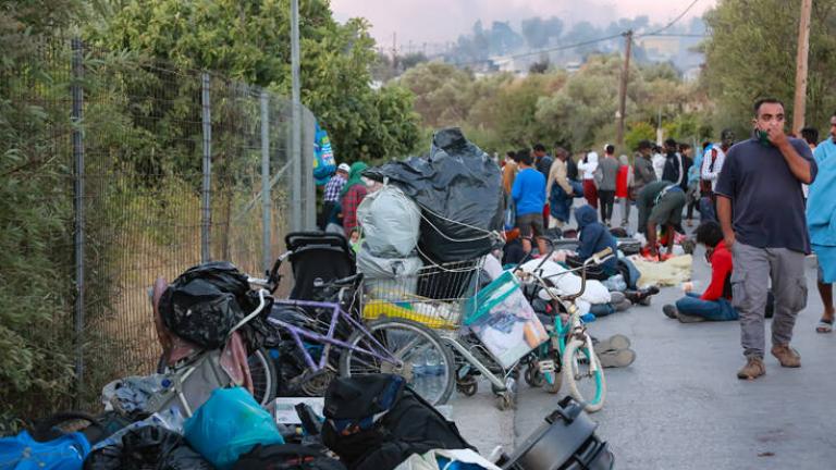 Μόρια: Πρόσφυγες και μετανάστες στο δρόμο - Εικόνες θλίψης