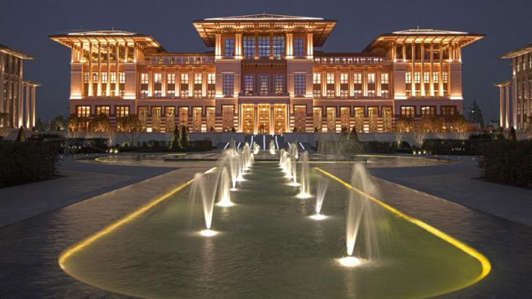 Η Τουρκία βουλιάζει στην κρίση και ο Ερντογάν χτίζει το ένα παλάτι μετά το άλλο