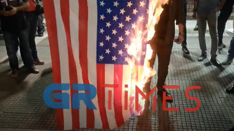 Επεισόδια σε Αθήνα και Θεσσαλονίκη για την άφιξη Πομπέο - Κάψιμο της αμερικανικής σημαίας