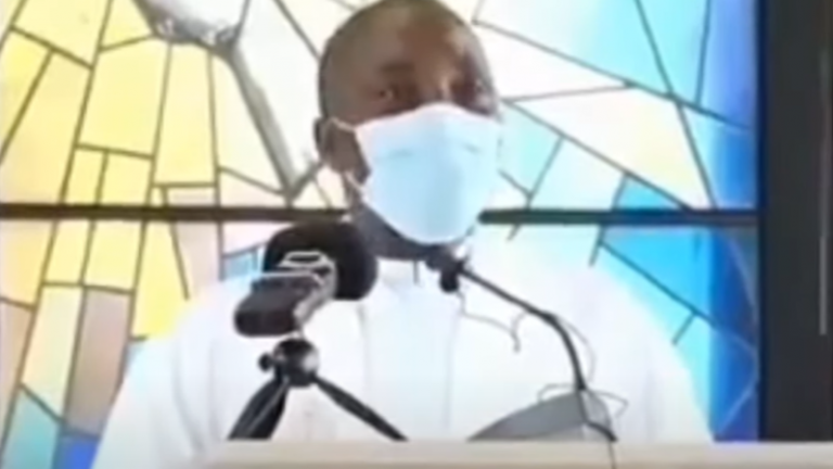 Ιερέας με μάσκα σωριάζεται νεκρός στο Καμερούν (Βίντεο)