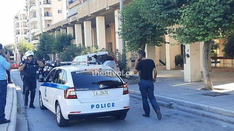 Θεσσαλονίκη: Παραδόθηκε ο άνδρας που απειλούσε να πέσει από ταράτσα πολυκατοικίας