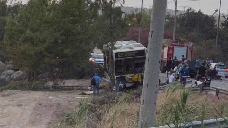 Τροχαίο στην Αθηνών - Σουνίου με λεωφορείο και ΙΧ