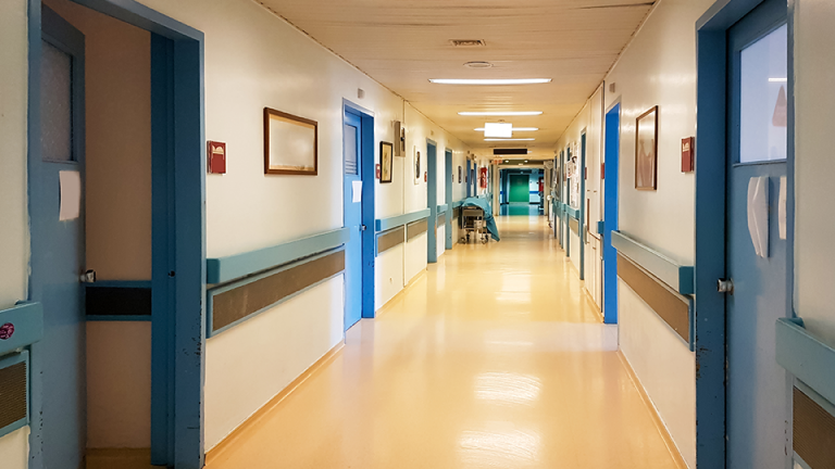 Κορονοϊός: Επίταξη στρατιωτικών και ιδιωτικών νοσοκομείων