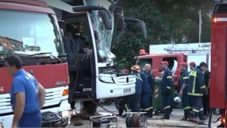 Ακτή Μιαούλη: Λεωφορείο καρφώθηκε σε κολόνα  - Προσπάθεια απεγκλωβισμού του οδηγού (BINTEO)