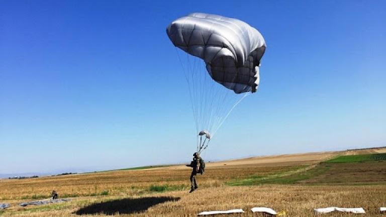 Νεκρός ο αλεξιπτωτιστής που αγνοείτο από χτες