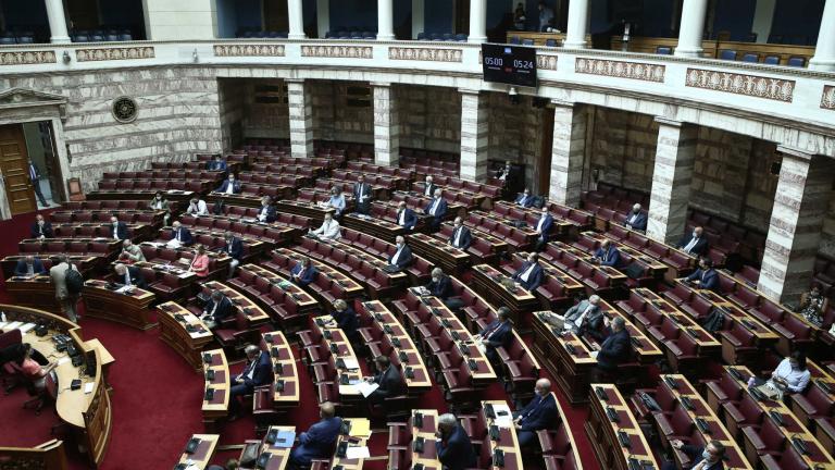 Υπερψηφίστηκαν στη Βουλή οι επίμαχες τροπολογίες για τα εργασιακά