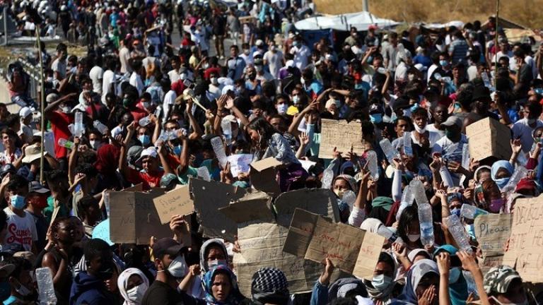 Χιλιάδες πρόσφυγες και μετανάστες διαδηλώνουν στη Μυτιλήνη