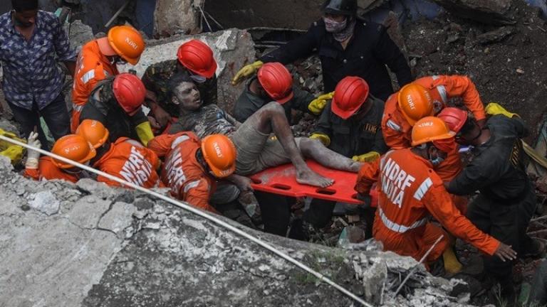 Ινδία: Τουλάχιστον 26 νεκροί από την κατάρρευση κτιρίου