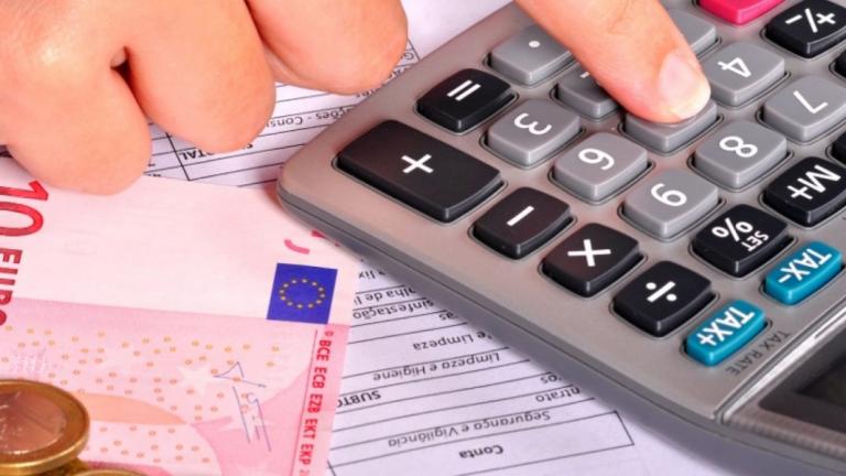 Πόσο θα μειωθούν οι φόροι για τους ελεύθερους επαγγελματίες (ΠΙΝΑΚΕΣ ΚΑΙ ΠΑΡΑΔΕΙΓΜΑΤΑ)