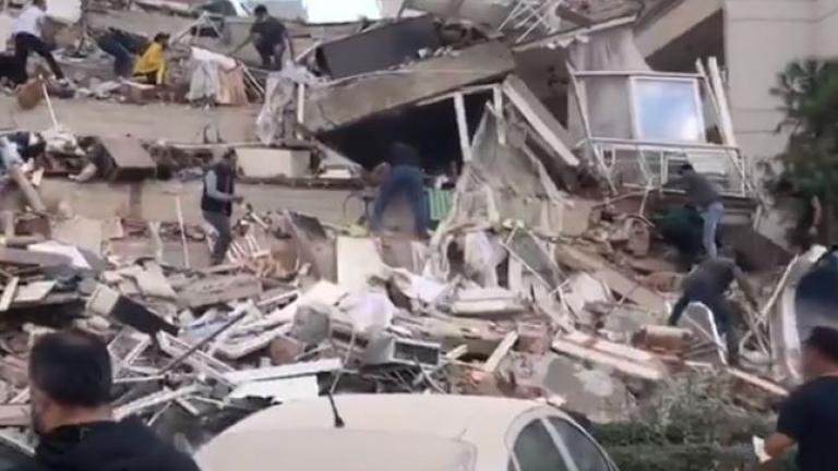 Σεισμός στο Αιγαίο: Στη Σμύρνη έχουν καταρρεύσει κατοικημένες πολυκατοικίες 